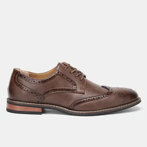 Vue de profil de chaussures Derby richelieu classiques en cuir marron pour hommes style chic