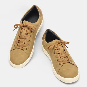 Zapatillas casuales de gamuza marrón para hombre con suela plana blanca