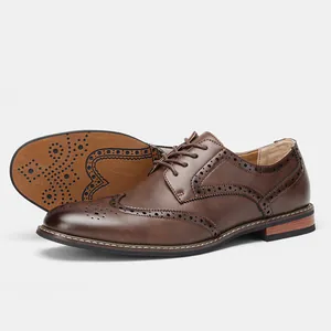 Gros plan de chaussures Derby Brogue marron classique avec détails de perforation.
