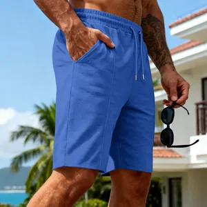 Gros plan de short décontracté bleu pour homme avec texture gaufrée et détails
