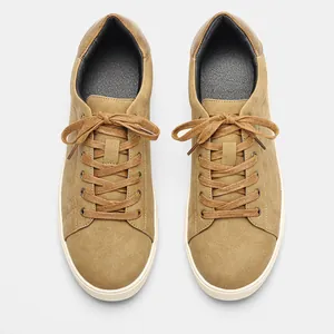 Vista superior de zapatillas casuales de ante caqui para hombre con suelas planas