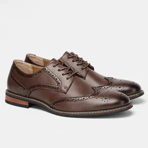 Vue latérale de chaussures richelieu en cuir marron avec détails perforés classiques