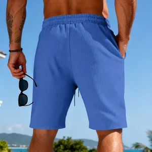 Vue arrière d'un short décontracté bleu en maille gaufrée pour homme en extérieur