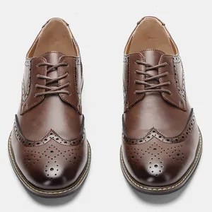 Vue rapprochée des richelieus brogues classiques en cuir marron foncé avec wingtip