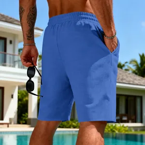 Vue arrière d'un short gaufré bleu pour homme dans un magnifique décor de piscine.