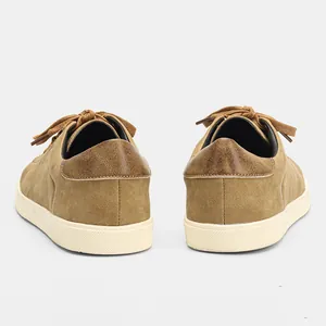 Vista trasera de zapatillas casuales de gamuza marrón para hombre con suela plana