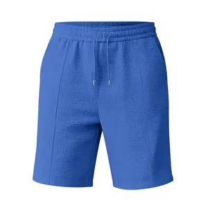 Gros plan sur la texture gaufrée bleue d'un short de sport décontracté pour homme