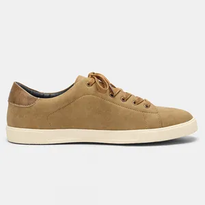 Vista lateral detallada de zapatillas casuales de ante marrón para hombre con suela blanca