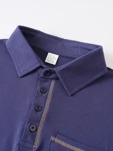 Gros plan du col d'un polo bleu marine pour homme montrant l'étiquette de taille.