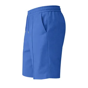 Vue latérale d'un short en maille gaufrée bleue pour homme montrant le tissu et la taille