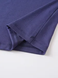 Vue détaillée des coutures et du tissu en coton bleu marine d'un polo pour hommes en gros plan