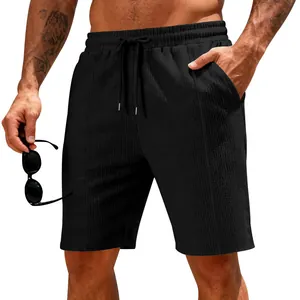 Détail macro du short décontracté en maille gaufrée noire pour hommes, texture