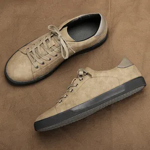Zapatillas casuales para hombre color canela con suelas planas negras y cordones a juego