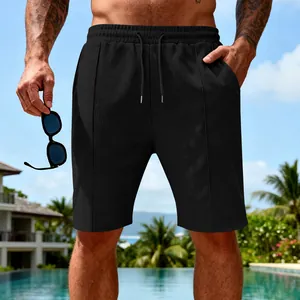 Short gaufré noir pour homme présenté dans un cadre estival élégant au bord de la piscine