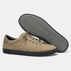 Vista detallada de zapatillas informales de ante marrón para hombre con suela de goma plana
