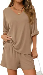 Dettaglio completo due pezzi in maglia a coste color cammello con scollo a V e shorts