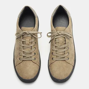 Vista superior de zapatillas casuales de ante caqui para hombre con suelas negras