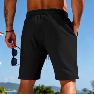 Vue arrière d'un short décontracté en maille gaufrée noire sur un mannequin homme.