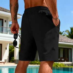 Vue arrière short gaufré noir homme dans une villa ensoleillée avec grande piscine