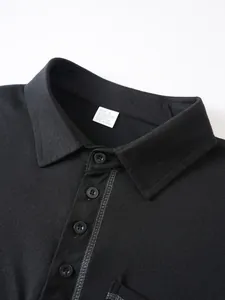 Gros plan du col d'un polo noir pour homme montrant la texture du tissu et les boutons