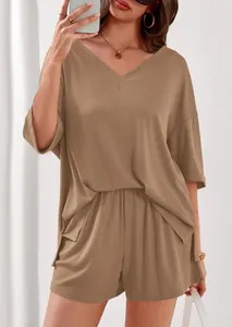 Dettaglio di un completo casual da donna con top a coste con scollo a V e pantaloncini color cachi