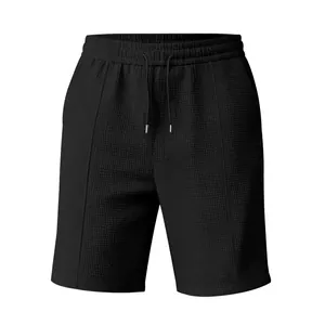 Vue détaillée du short décontracté noir en maille gaufre pour homme avec cordon de serrage.
