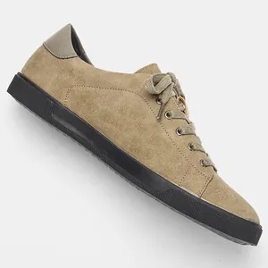 Vista lateral detallada de zapatillas casuales para hombre en ante caqui con suelas negras