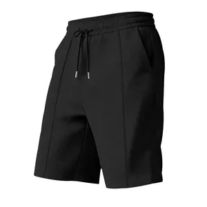 Vue détaillée de la texture gaufrée lourde et du cordon de serrage du short noir