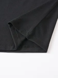 Détail de l'ourlet à double surpiqûre sur un polo noir en coton de qualité pour hommes