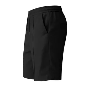 Vue détaillée de côté du short noir en maille gaufrée montrant la texture du tissu
