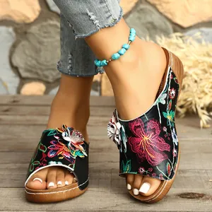 Retro Keilsandaletten für Damen mit Blumenmuster und bequemer Plateausohle