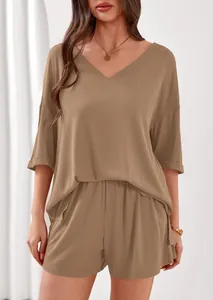 Completo lounge due pezzi a coste da donna con top con scollo a V e pantaloncini abbinati