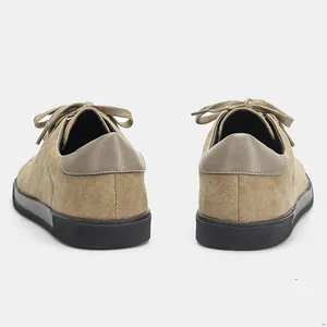 Vista trasera detallada de zapatillas de gamuza para hombre con suela de goma negra.