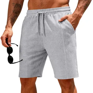 Gros plan sur un short gaufré gris clair pour homme montrant la texture du tissu et le cordon