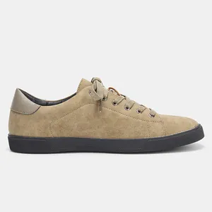 Vista lateral de zapatillas casuales de ante marrón para hombre con suela plana negra