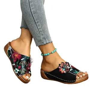 Elegante Retro-Keilsandalen für Damen mit dicken Sohlen und floraler Stickerei-Deko