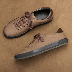 Vista detallada superior y lateral de zapatillas casuales marrones para hombre