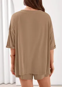 Vista posteriore di un set casual a costine marrone con top largo e pantaloncini