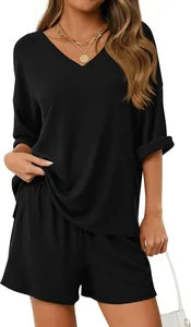 Dettaglio di set due pezzi nero a coste con top a V e pantaloncini abbinati