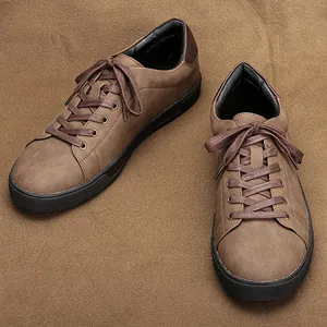 Vista superior de zapatillas casuales de hombre en color marrón con cordones y suela negra.