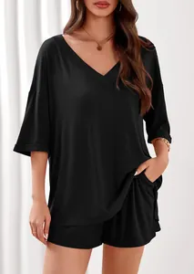 Vista dettagliata del completo casual da donna nero a costine con scollo a V e pantaloncini.
