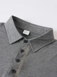 Détail rapproché du col de polo gris pour homme montrant la texture et les boutons