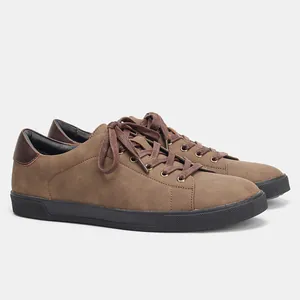 Vista detallada de zapatillas casuales marrones para hombre con suela negra
