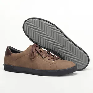 Vista detallada de zapatillas casuales marrones para hombre con perfil y suela de goma