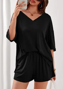 Dettaglio di un set casual nero a costine con scollo a V, maniche medie e pantaloncini