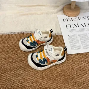 Vista ravvicinata di sneaker in mesh traspirante per bambini con vivaci lacci colorati