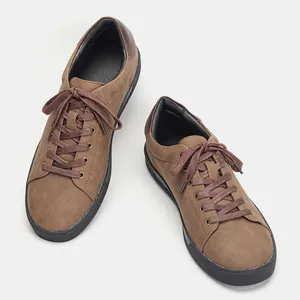 Vista detallada de zapatos casuales marrones para hombre con suela de goma negra