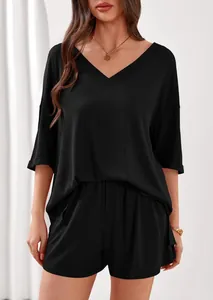 Dettaglio del set da casa nero da donna con scollo a V e pantaloncini in maglia a coste