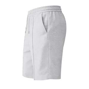 Gros plan sur la texture gaufrée de ce short décontracté gris clair pour hommes.