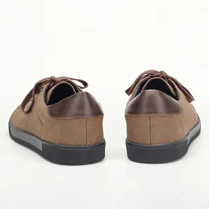 Vista posterior de zapatillas casuales marrones para hombre con suelas negras y cordones
